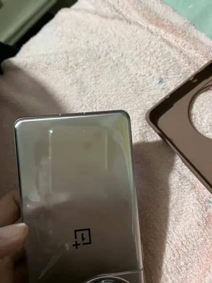 手机后盖有缝隙的解决方法