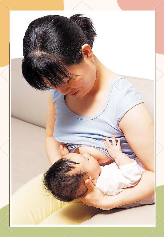 刚出生的宝宝吃母乳的视频
