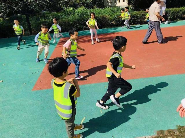 小学生抓人游戏游戏截图