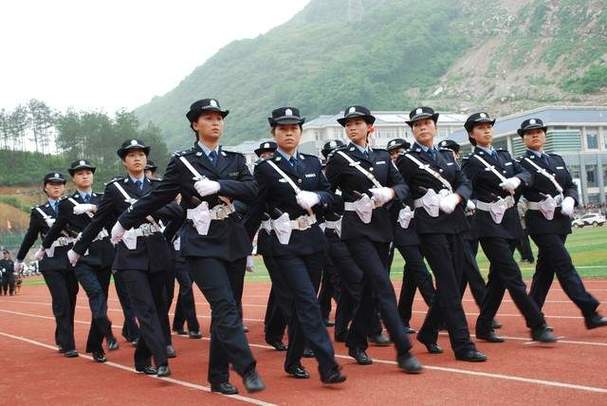 男主是警察女主是学生的小说