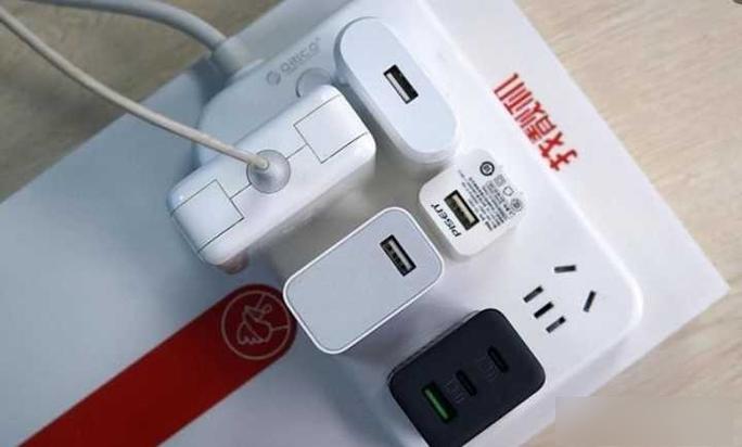 为什么手机插上充电器就卡图标