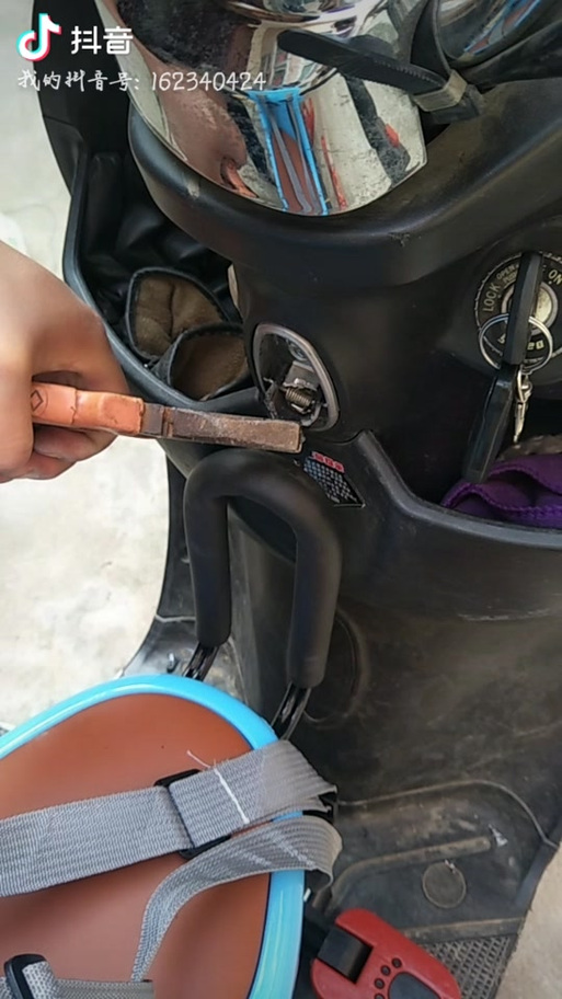 爱玛简易款后座拆卸视频