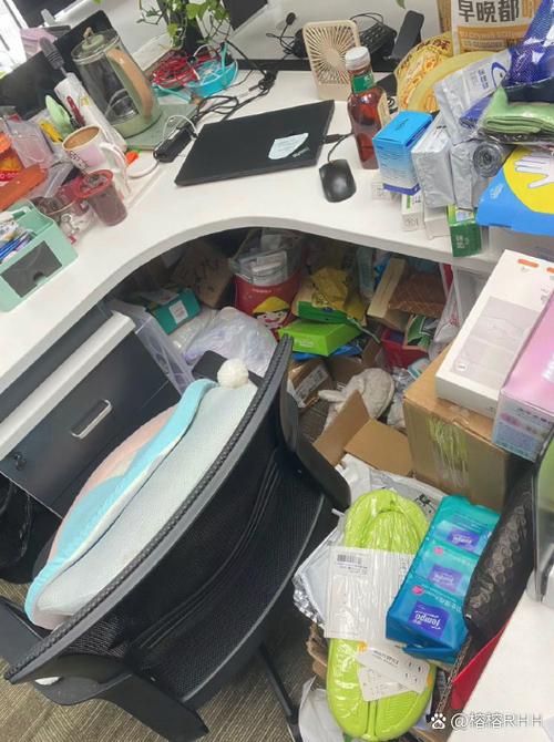 中太办公桌底下
