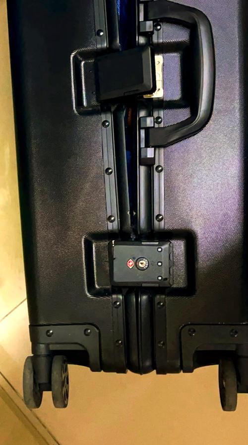 行李箱一侧卡扣打不开截图