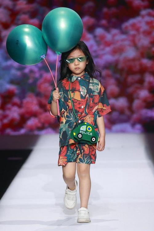 装扮少女衣服图片游戏截图
