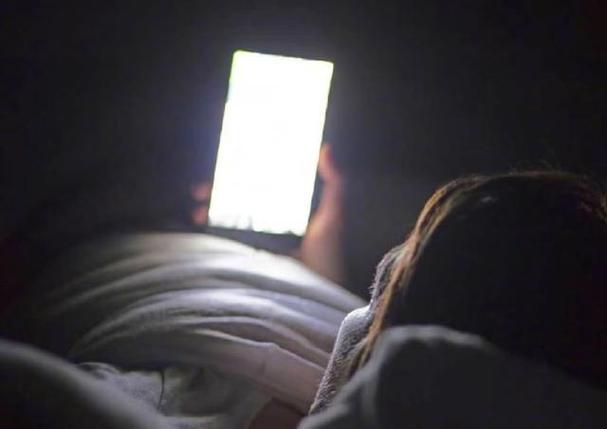 手机突然滋一声