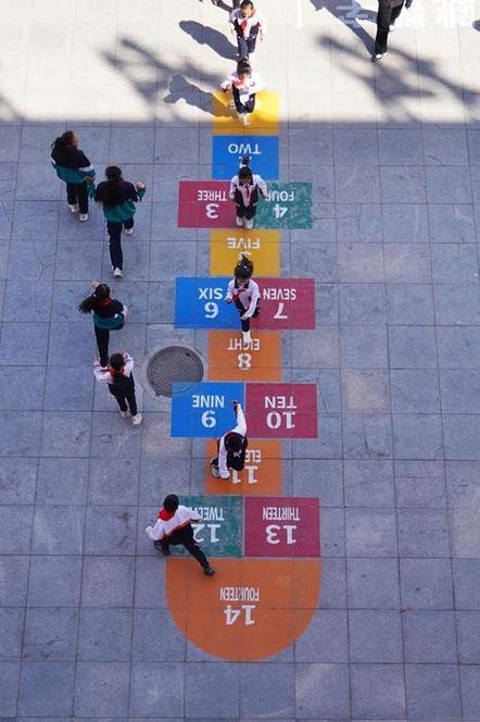跳跳方格游戏