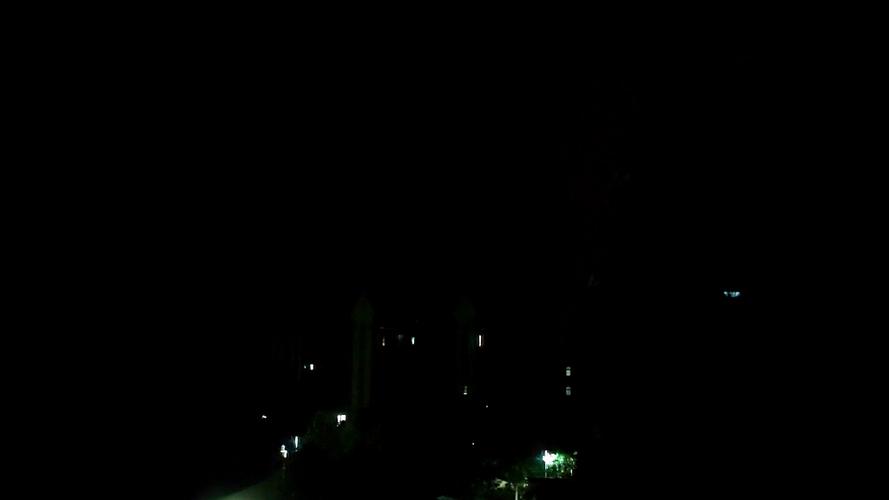 夜晚天空移动的亮点图标