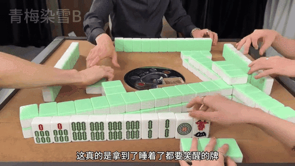 手在空中不停抓牌揭秘