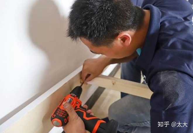 万师傅修补家具
