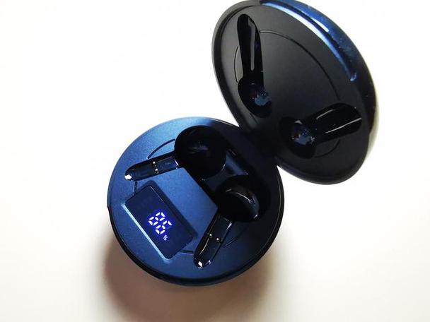 无线耳机充电仓上的按键