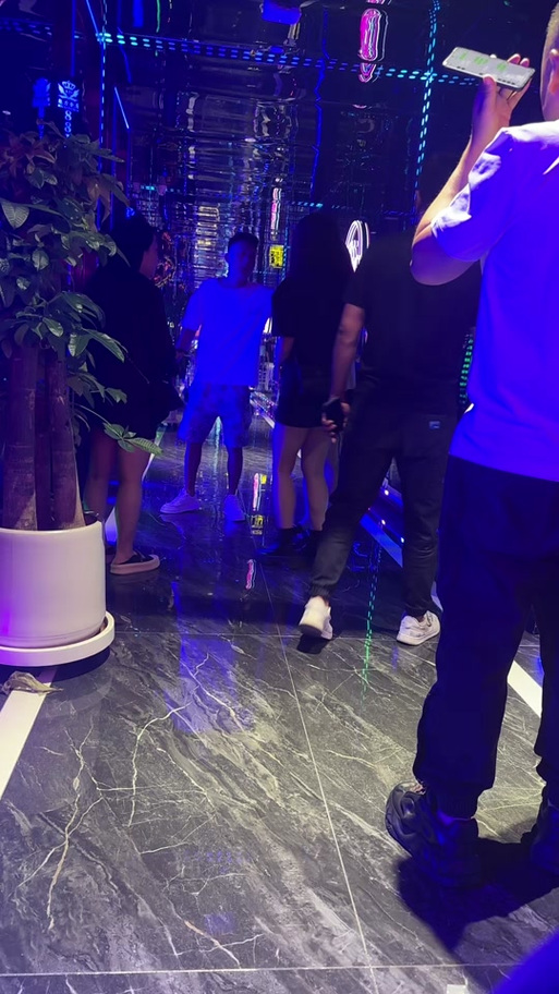 附近100米唱歌的地方