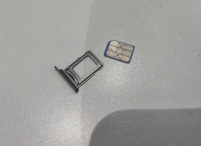 苹果手机可以插两张不一样的卡吗