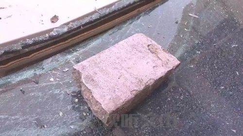 飞机上100块砖头掉下来一块