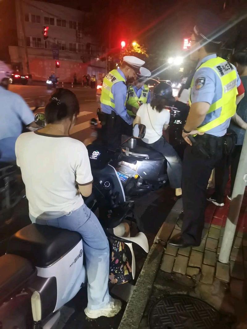 电动车被交警拦了截图