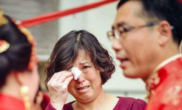 女儿出嫁妈妈唱哭全场
