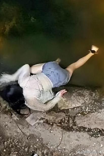 美女溺水挣扎而死亡图标