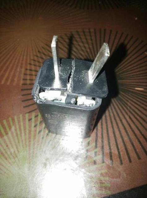 电源里发出滋滋滋的声音图标