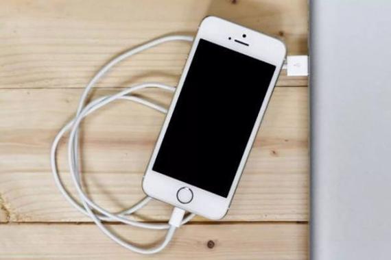 iphone一拔充电就关机