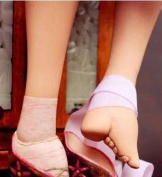 女孩子的小脚香香的