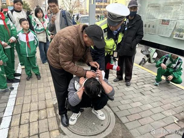 人民警察抓小偷图片图标
