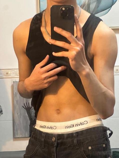 一个男生愿意给你看他的腹肌