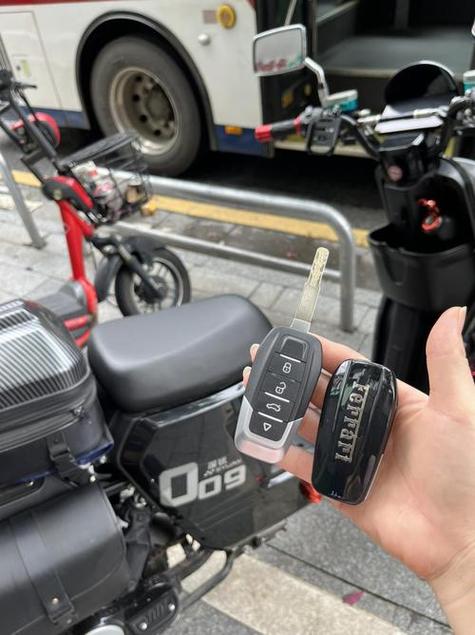 电瓶车后盖怎么用钥匙打开