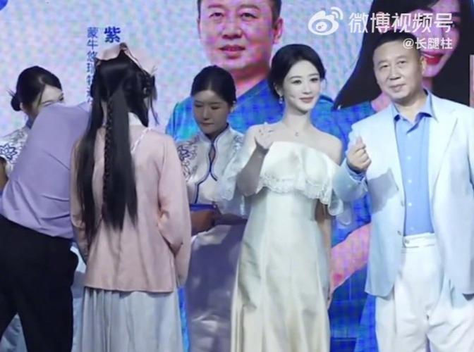 杨紫爸爸请粉丝吃冰淇淋