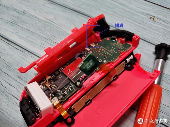 怎样把switch手柄上壳卸下来?