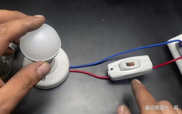 开灯后灯只是暗亮