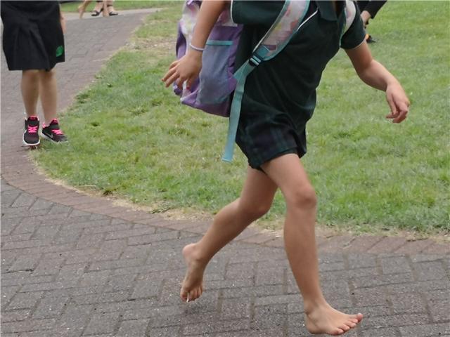 光脚穿鞋去上学不被发现