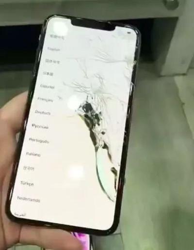 手机屏幕只碎了一点点