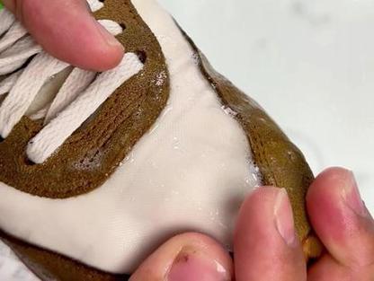 白鞋网面折痕处黑印怎么洗