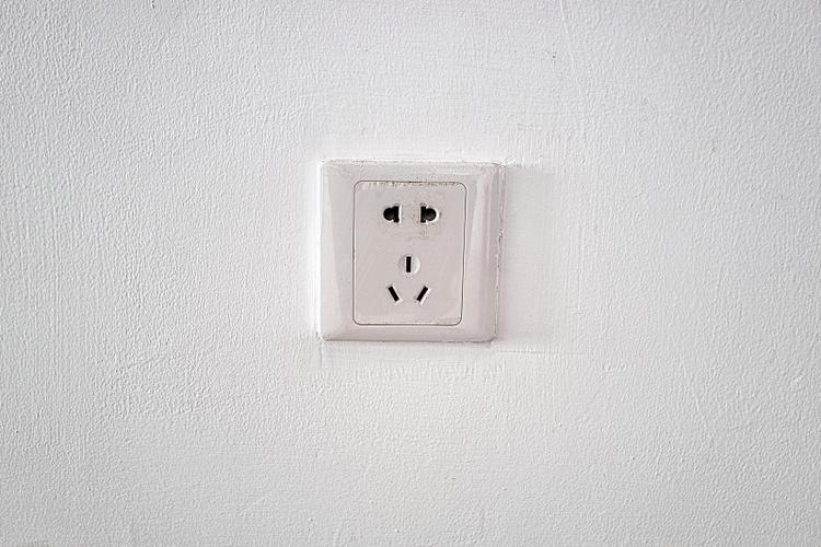 墙上和插座一样白色的面板