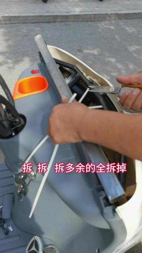 电动车盖子怎么打开