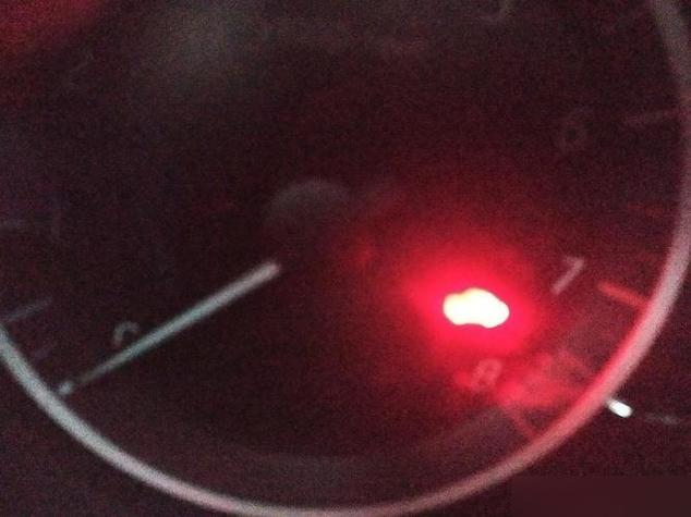 停车熄火后有个红灯一直闪图标