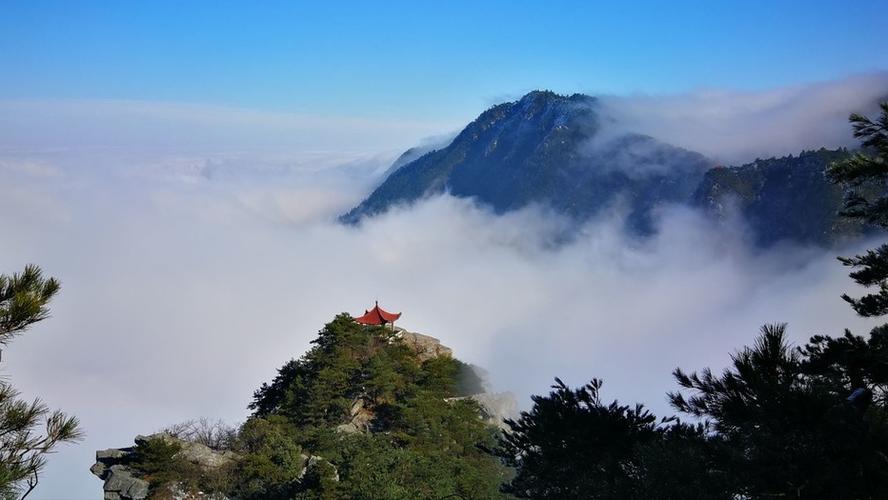 青山松影几千秋,云锁高峰水自流