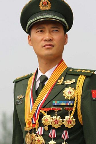 胸前挂满徽章的人