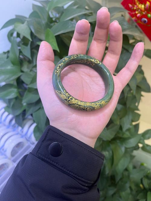 床头梦有金茎露,庭后春生玉树花