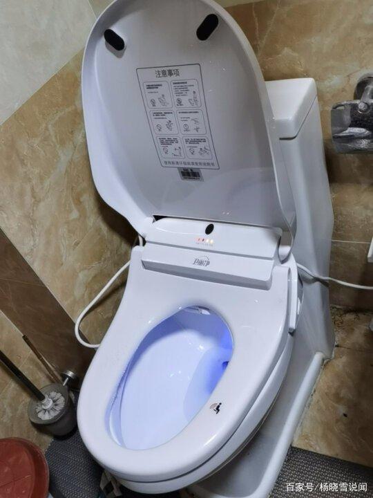 卫丽净马桶盖拆卸教程