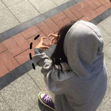 女生蹲在地上的头像