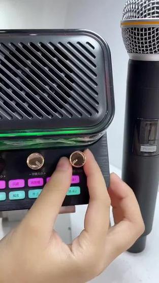 话筒唱歌音响就没伴奏声了