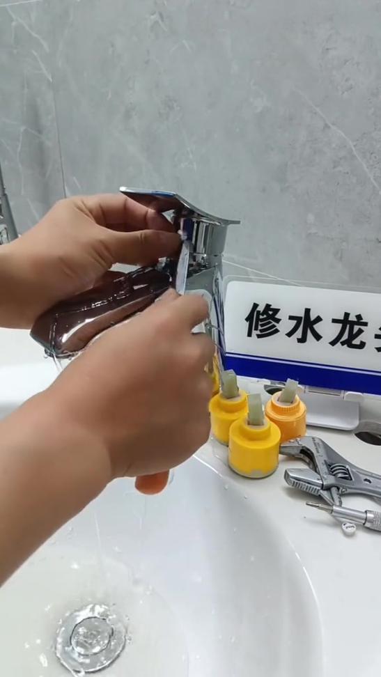 水龙头丝口断了如何取出来