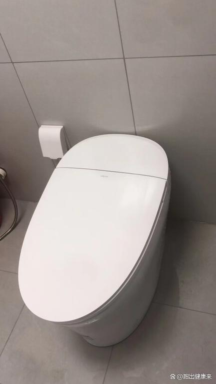 关闭智能马桶自动翻盖