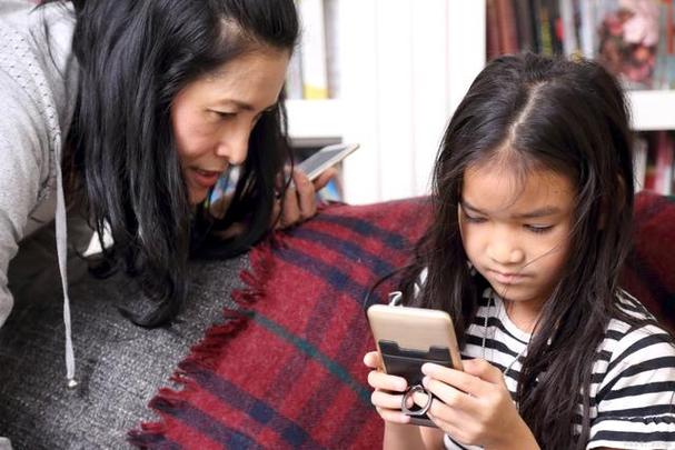 孩子爱玩手机怎么办解决问题截图