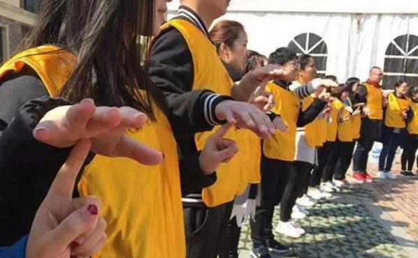 团建抓大拇指的游戏