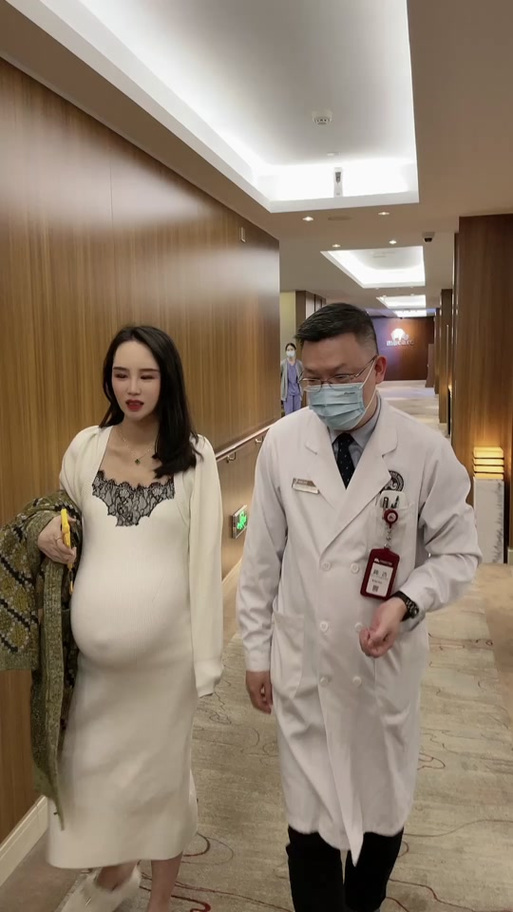 扮孕超大肚子的视频