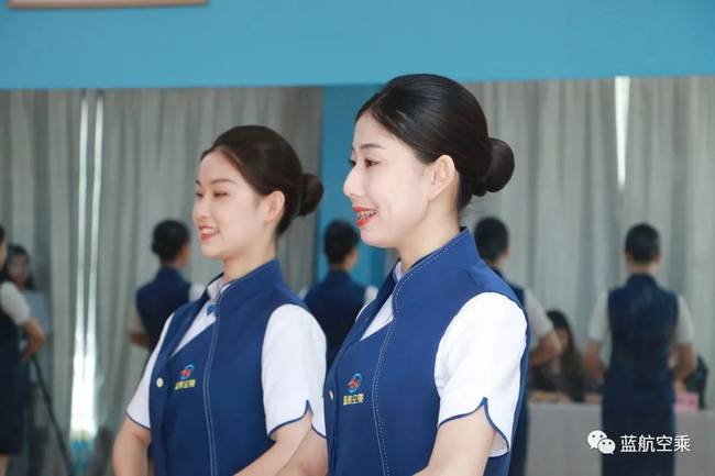 蓝航空乘