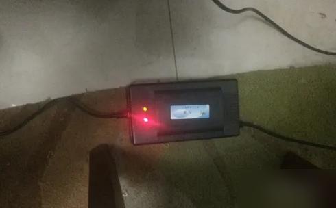 充电一直红灯,不跳绿灯