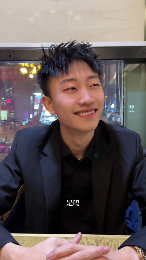 我是何佳俊亲吻